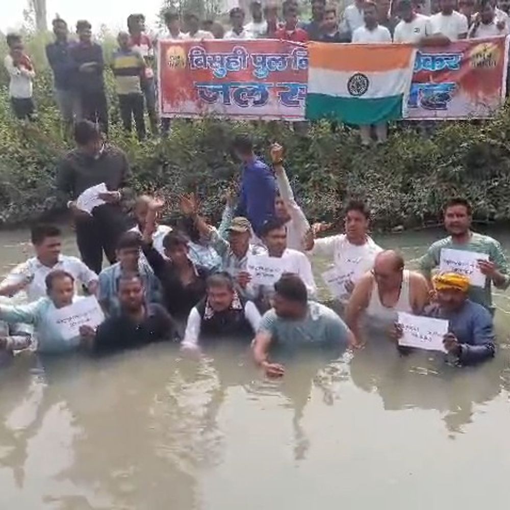 गोंडा में पुल निर्माण को लेकर जल सत्याग्रह शुरू:पुल के नीचे बिसुही नदी में बैठे, 18 दिनों से कर रहे प्रदर्शन