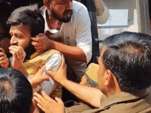 लखनऊ विश्वविद्यालय में तीसरे दिन भी बवाल:  नमाज के विरोध में हनुमान चालीसा पढ़ने गए छात्र हिरासत में, गंगाजल छिड़का – Lucknow News