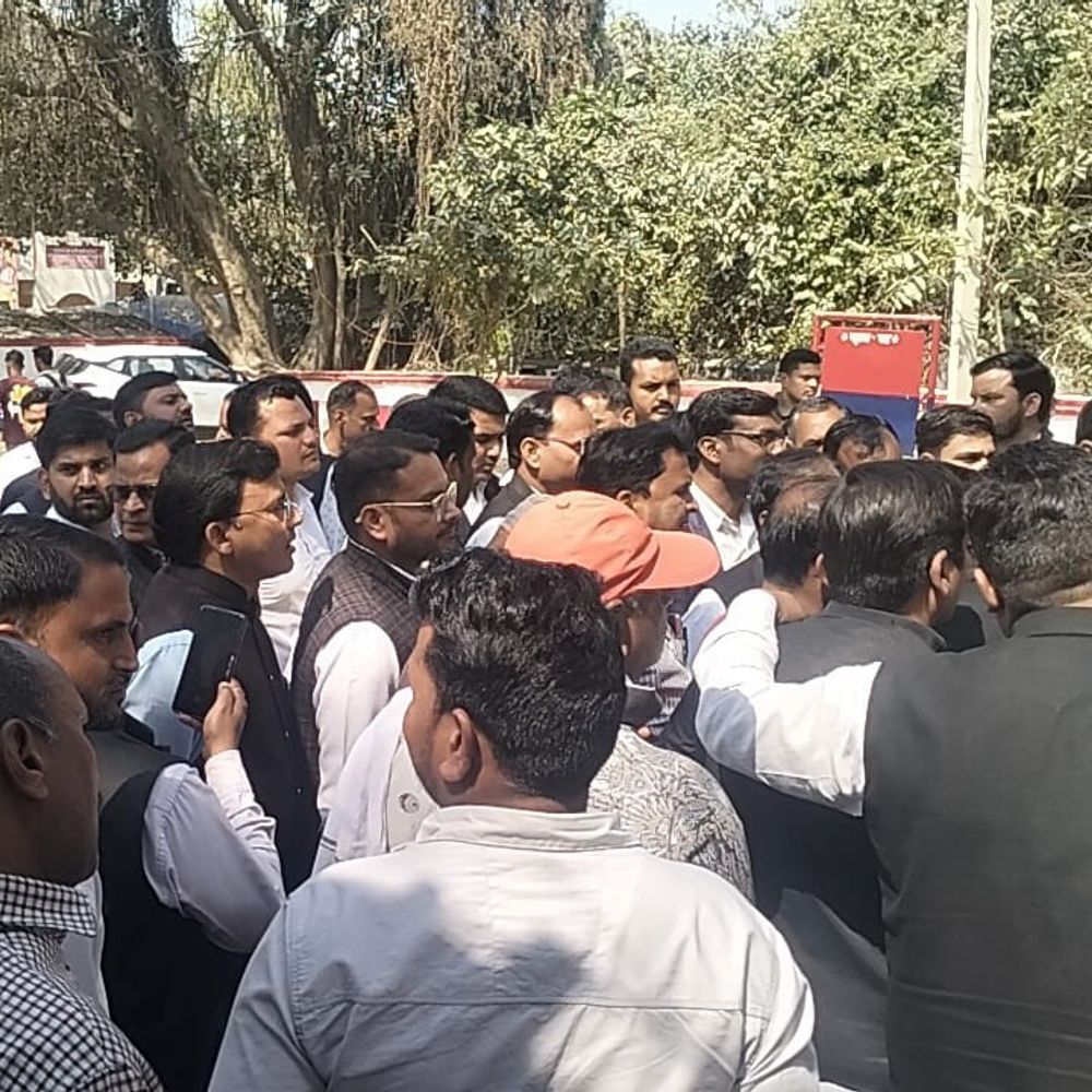 अधिवक्ताओं ने एसडीएम पर अभद्रता का आरोप लगाया:पट्टी तहसील में विरोध प्रदर्शन, कोतवाली का घेराव कर धरने पर बैठे