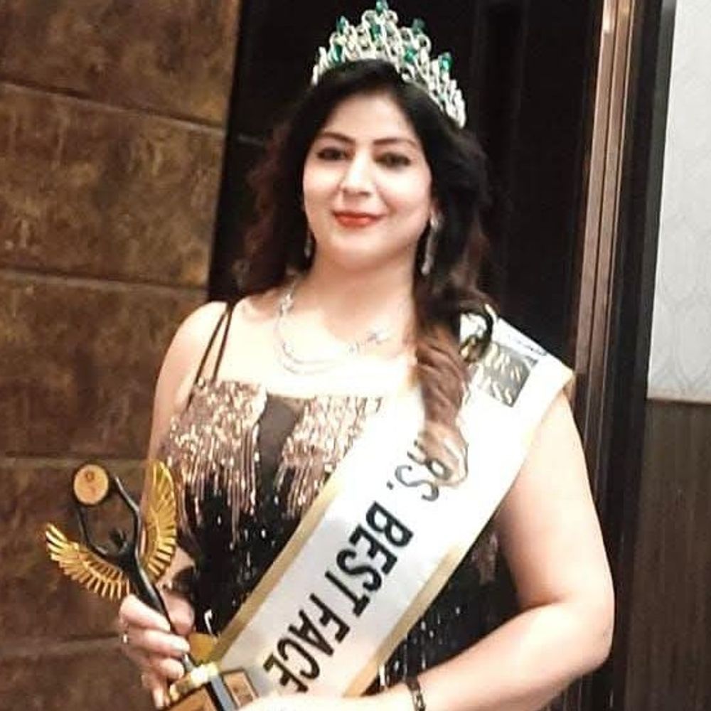 सुमन त्रिपाठी ने जीता 'बेस्ट फेस' का खिताब:बॉलीवुड अभिनेत्री स्नेहा उल्लाल ने पहनाया ताज, हर्रैया की बेटी ने बढ़ाया मान