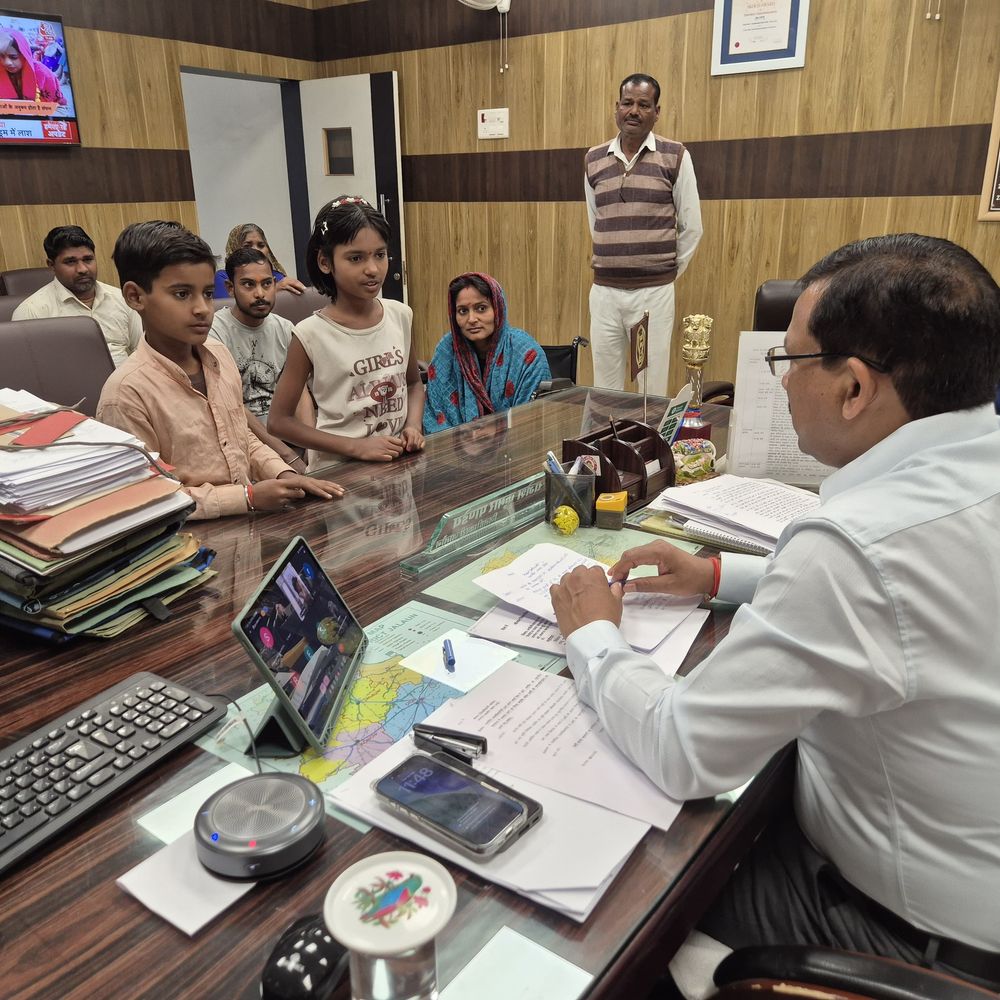 दिव्यांग महिला के बच्चों का आरटीई से होगा दाखिला:जालौन डीएम ने दूरस्थ जनसुनवाई में दिए निर्देश