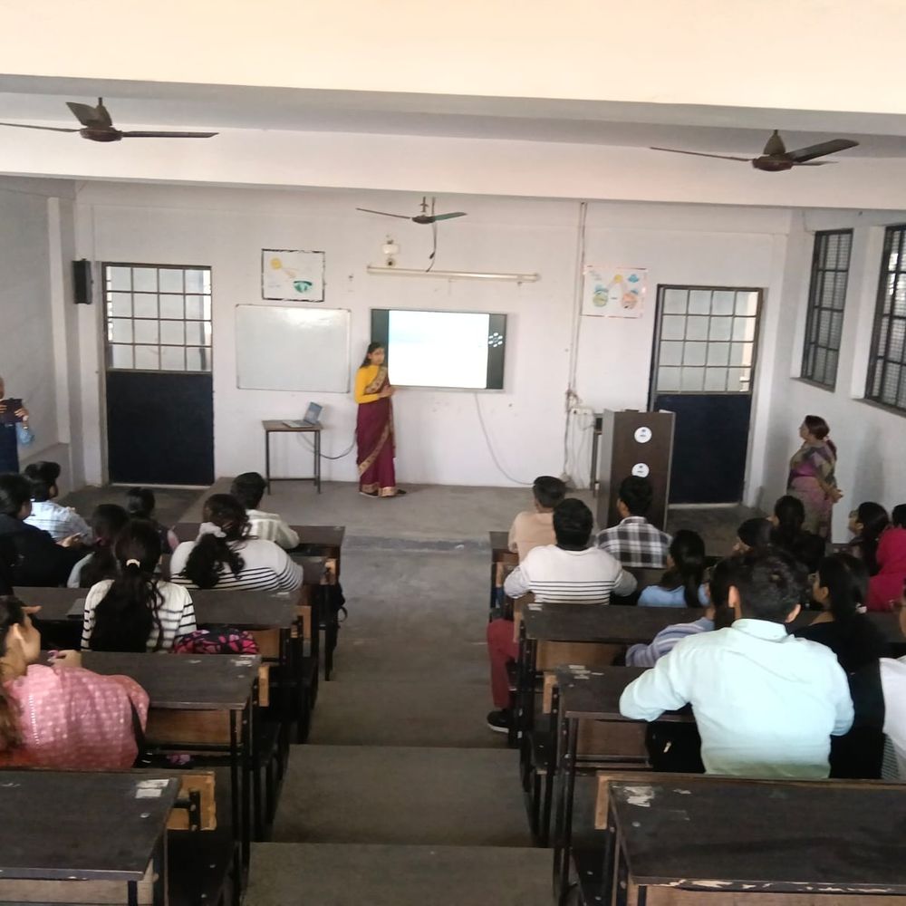 बिलसोनिया कॉलेज में सेमीकंडक्टर, इलेक्ट्रॉनिक्स पर विशेष व्याख्यान:छात्रों को आधुनिक तकनीक, चिप निर्माण की जानकारी दी गई