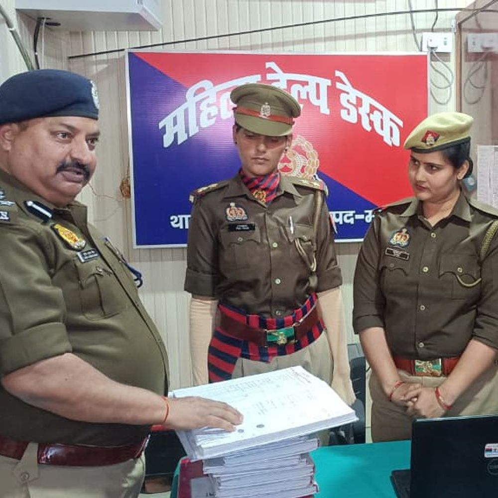 डीआईजी ने मऊ के थानों का निरीक्षण किया:हिस्ट्रीशीटरों पर लगाम, त्योहारों पर सुरक्षा के लिए सख्त निर्देश