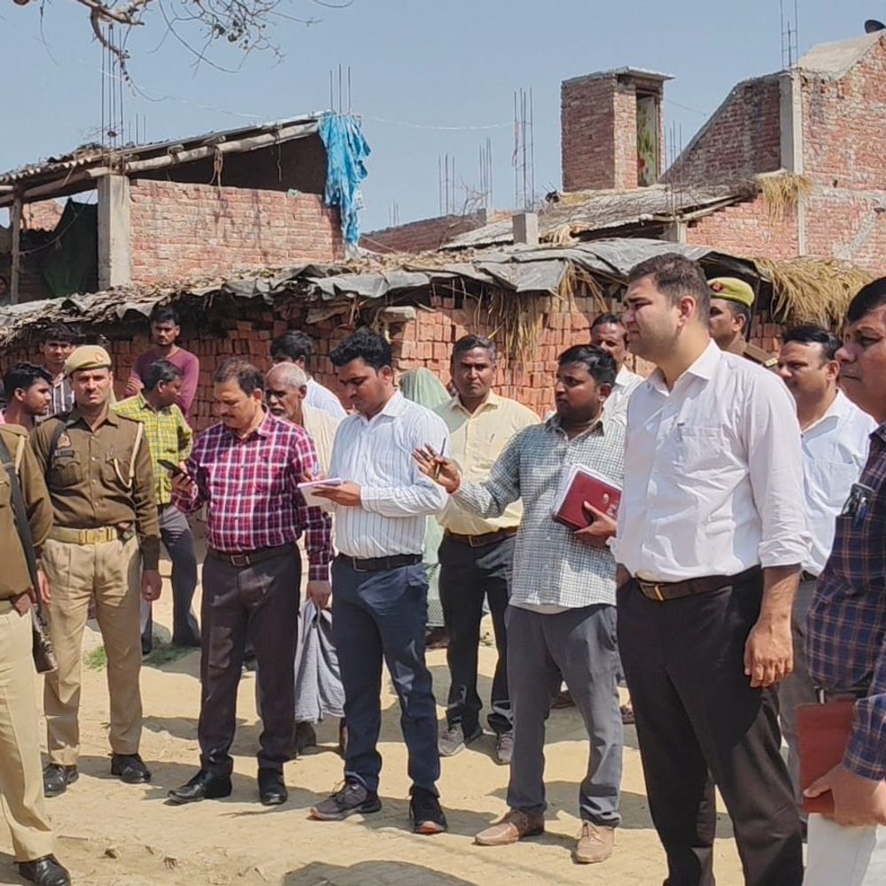 पंचायत भवन में बंधे मिले पशु, डीएम ने जताई नाराजगी:कौशांबी जिलाधिकारी ने अवैध कब्जा हटाने के दिए निर्देश