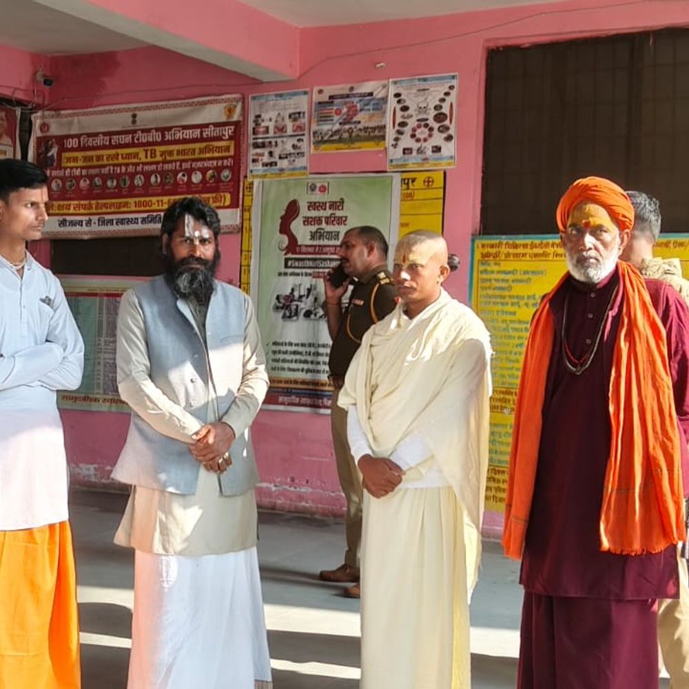 84 कोसी परिक्रमा में संत सुरेश दास ने तोड़ा दम:एम्बुलेंस न मिलने पर पुलिस ने सरकारी वाहन से पहुंचाया अस्पताल, अंतिम संस्कार संत परंपरा से