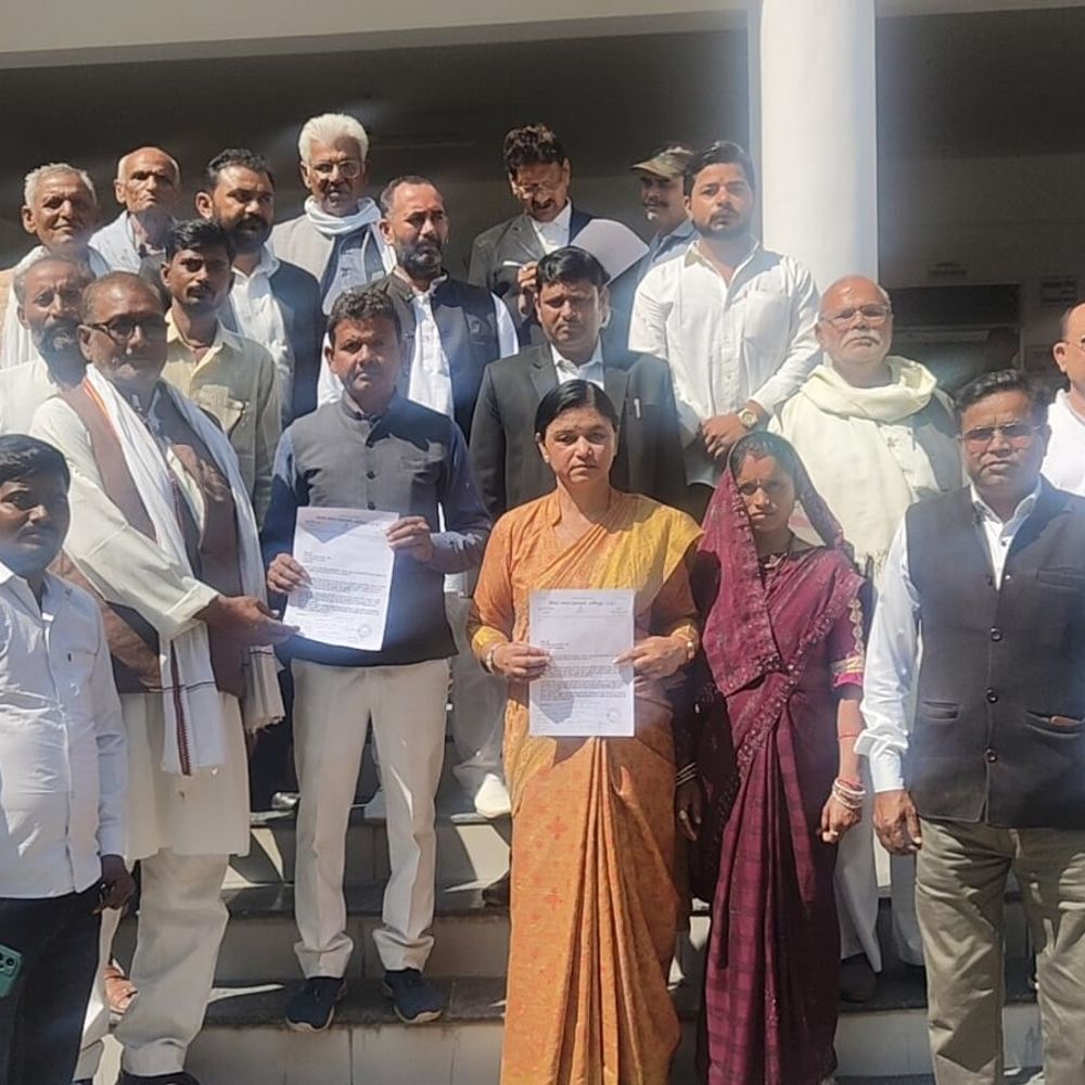 'यादव जी की लवस्टोरी' पर प्रतिबंध की मांग:यादव महासभा ने हमीरपुर में कलेक्ट्रेट पहुंचकर जिलाधिकारी को सौंपा ज्ञापन