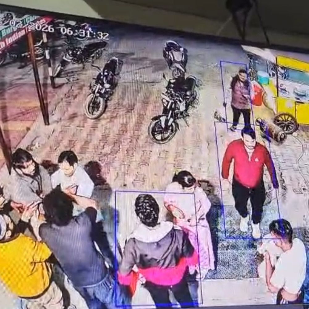 मेरठ में बाइक सवार युवकों ने रेस्टोरेंट कर्मचारी को पीटा:घटना सीसीटीवी में कैद, पुलिस आरोपियों की तलाश में जुटी