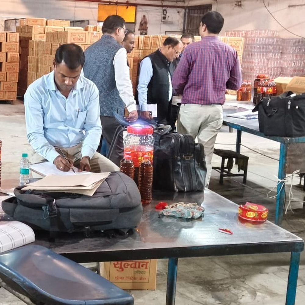 कानपुर देहात में 30 हजार लीटर खाद्य तेल सीज:35 सदस्यीय टीम ने 4 फैक्ट्रियों पर छापा मारा, करोड़ों के तेल का सैंपल लिया