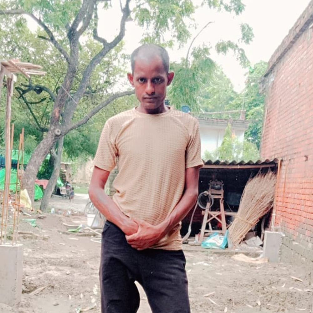 जौनपुर में सड़क किनारे मिला युवक का शव:घर वालों को दी गई सूचना, फॉरेंसिक टीम ने जुटाए साक्ष्य