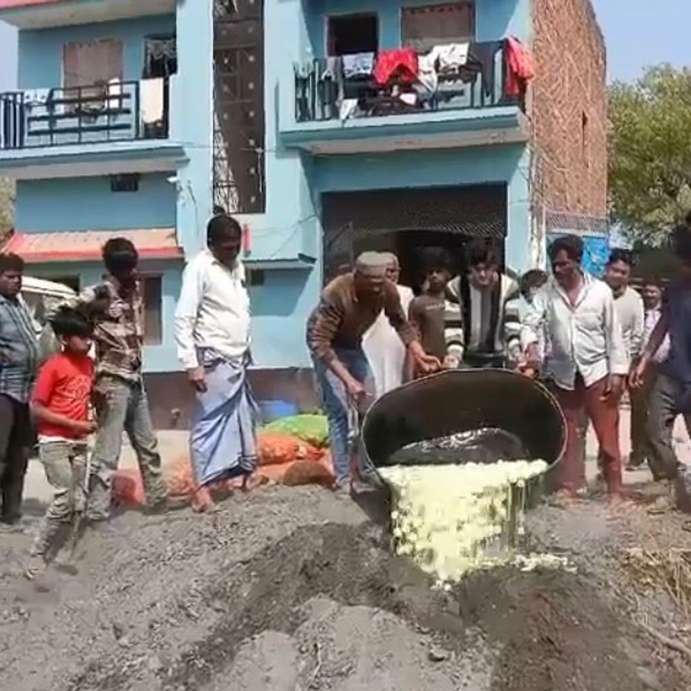 ढाई कुंतल मिलावटी रसगुल्ले नष्ट:संभल में खाद्य विभाग की कार्रवाई, 127 टीन वनस्पति घी जब्त किया