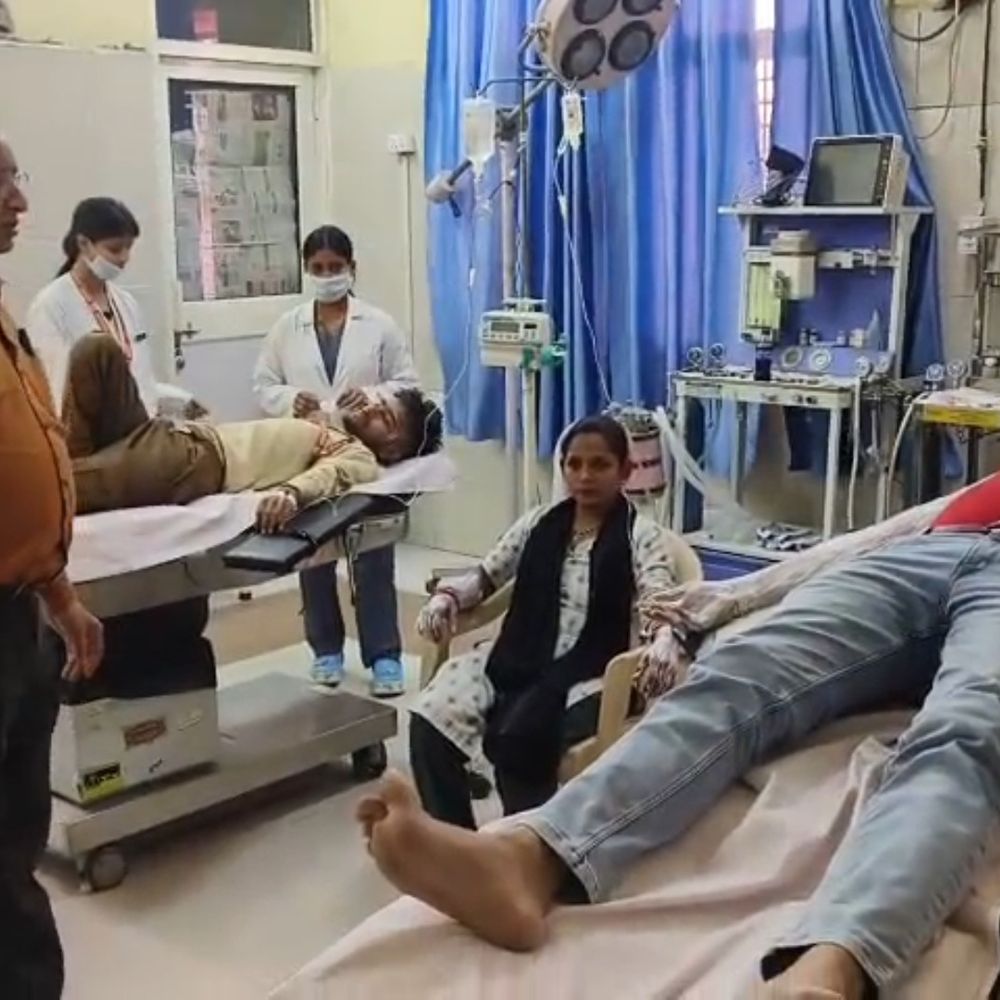 फिरोजाबाद ट्रॉमा सेंटर में ऑटोक्लेव मशीन फटी:दो पैरामेडिकल छात्र और स्टाफ नर्स झुलसे, स्टेरलाइजेशन रूम में हादसा