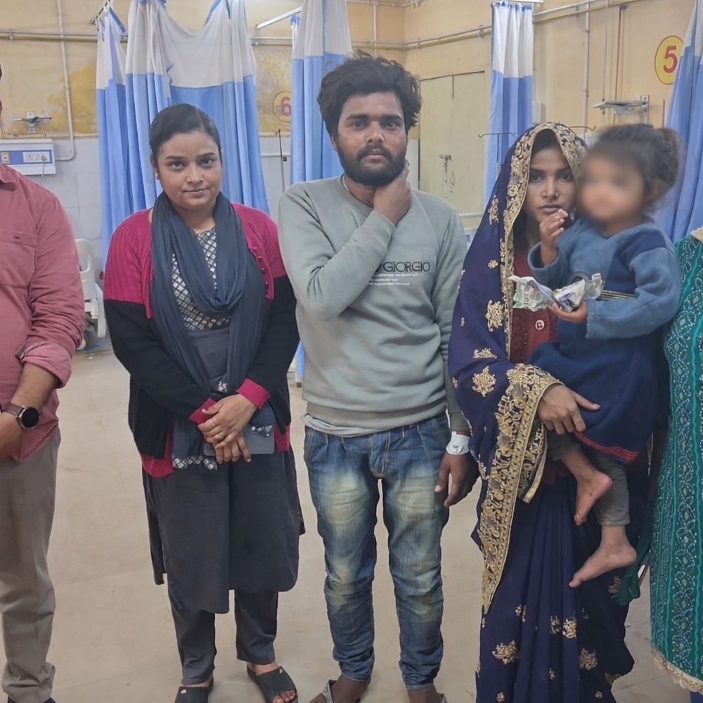 कुशीनगर में संयुक्त जिला अस्पताल में मासूम माता-पिता से बिछड़ी:चाइल्ड हेल्पलाइन की तत्परता से मिली, टीम ने बच्ची को परिवार को सौंपा