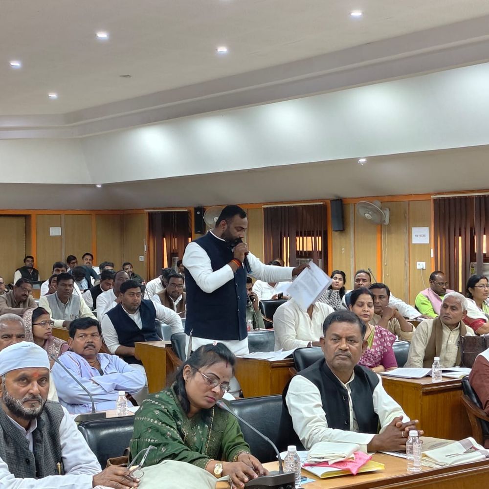 देवरिया जिला पंचायत की बोर्ड बैठक में तीखी नोकझोंक:विकास कार्यों और बजट आवंटन पर सदस्यों ने उठाए सवाल