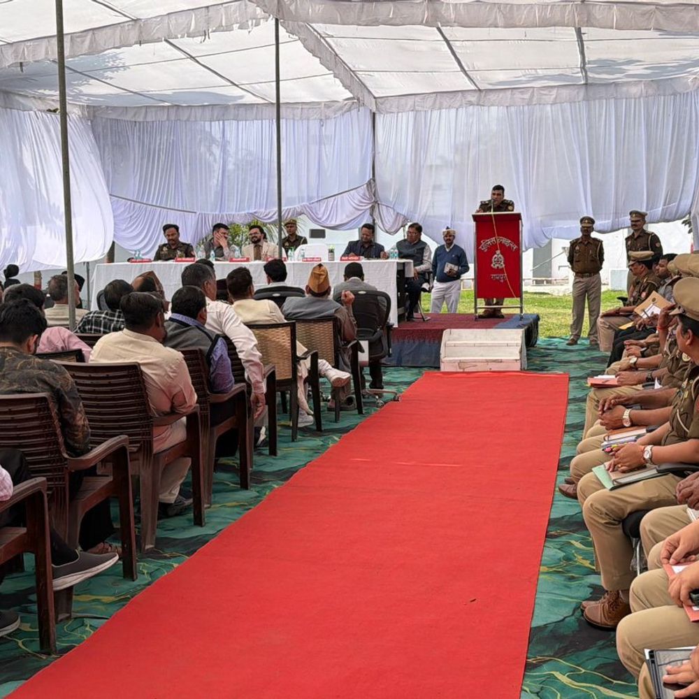 रामपुर में त्योहारों पर शांति समिति की बैठक:डीएम-एसपी ने धर्मगुरुओं से की चर्चा, अफवाहों पर सख्त कार्रवाई की चेतावनी