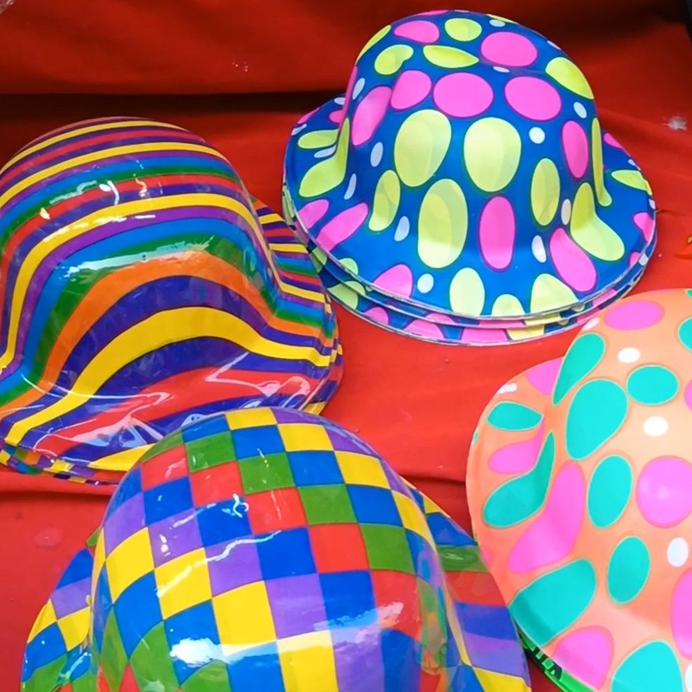 मोदी मास्क और डरावने मुखौटों की डिमांड:50 रुपए वाली टी-शर्ट और गुलाल उड़ाने वाली पिचकारी का स्वैग, कानपुर के हटिया बाजार में उतरा 'सतरंगी' कलेक्शन