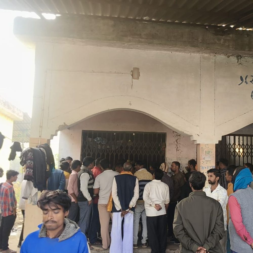 अंबेडकरनगर में सब्जी व्यापारी फंदे पर लटका मिला:कर्ज से परेशान होने की आशंका, पुलिस जांच में जुटी