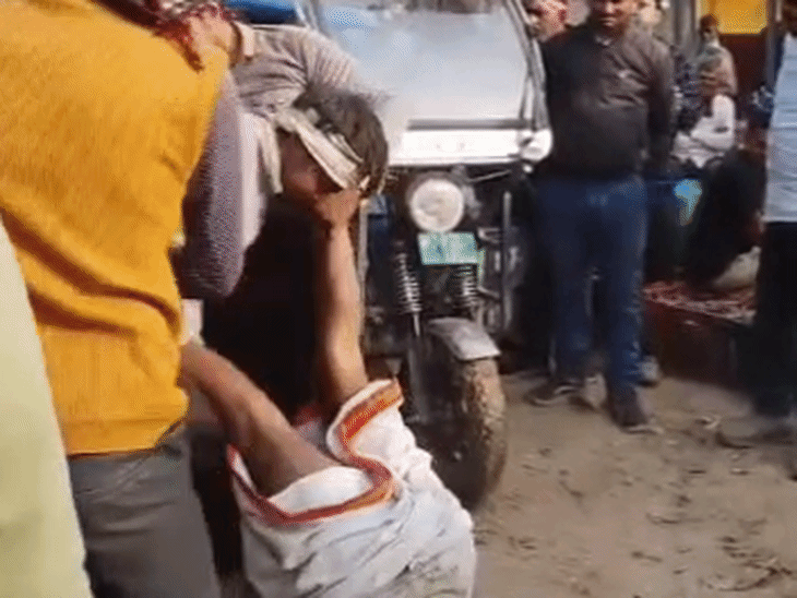 उन्नाव सब्जी मंडी में मारपीट का VIDEO:तीन युवकों ने बुजुर्ग को पीटा, पुलिस जांच करेगी