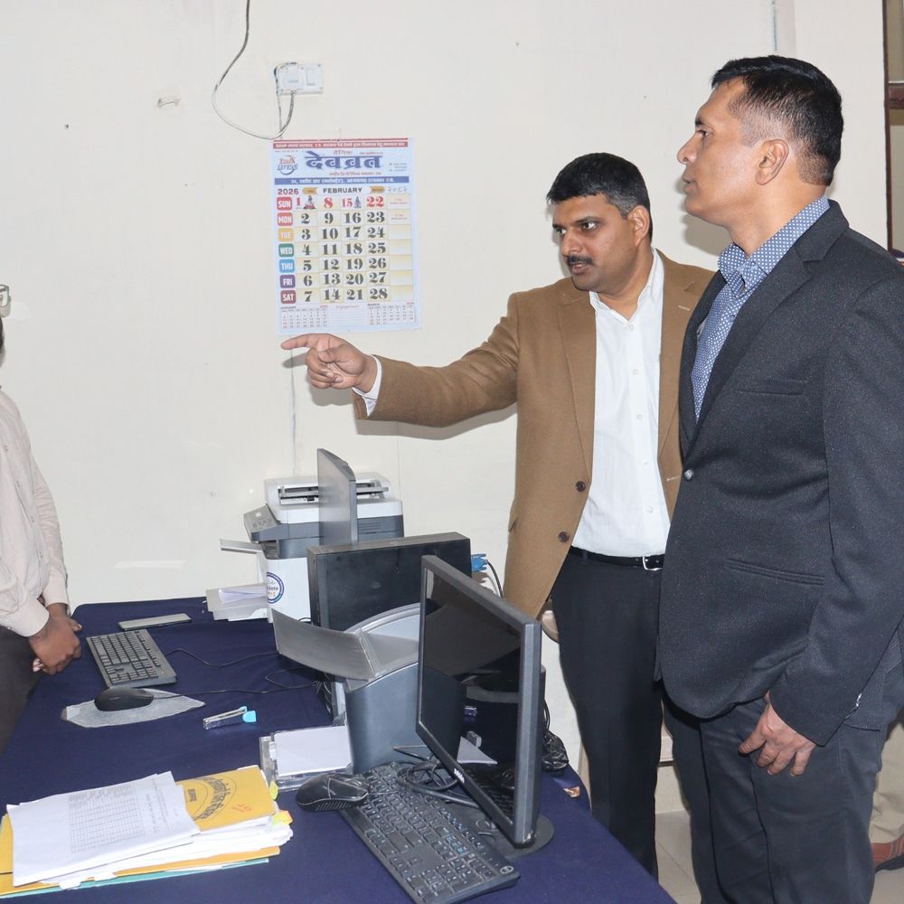 आजमगढ़ कमिश्नर ने कलेक्ट्रेट का निरीक्षण किया:जनता दर्शन में शिकायतों का समय से निस्तारण करने का निर्देश