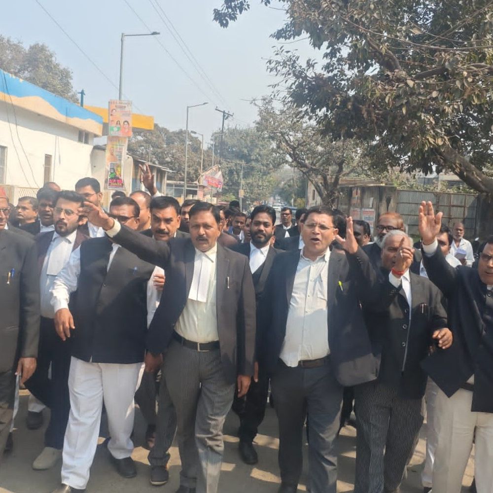 एडवोकेट एक्ट के संशोधन के विरोध में उतरे अधिवक्ता:आजमगढ़ में बोले अधिवक्ता, संशोधन बिल लाना ठीक नहीं