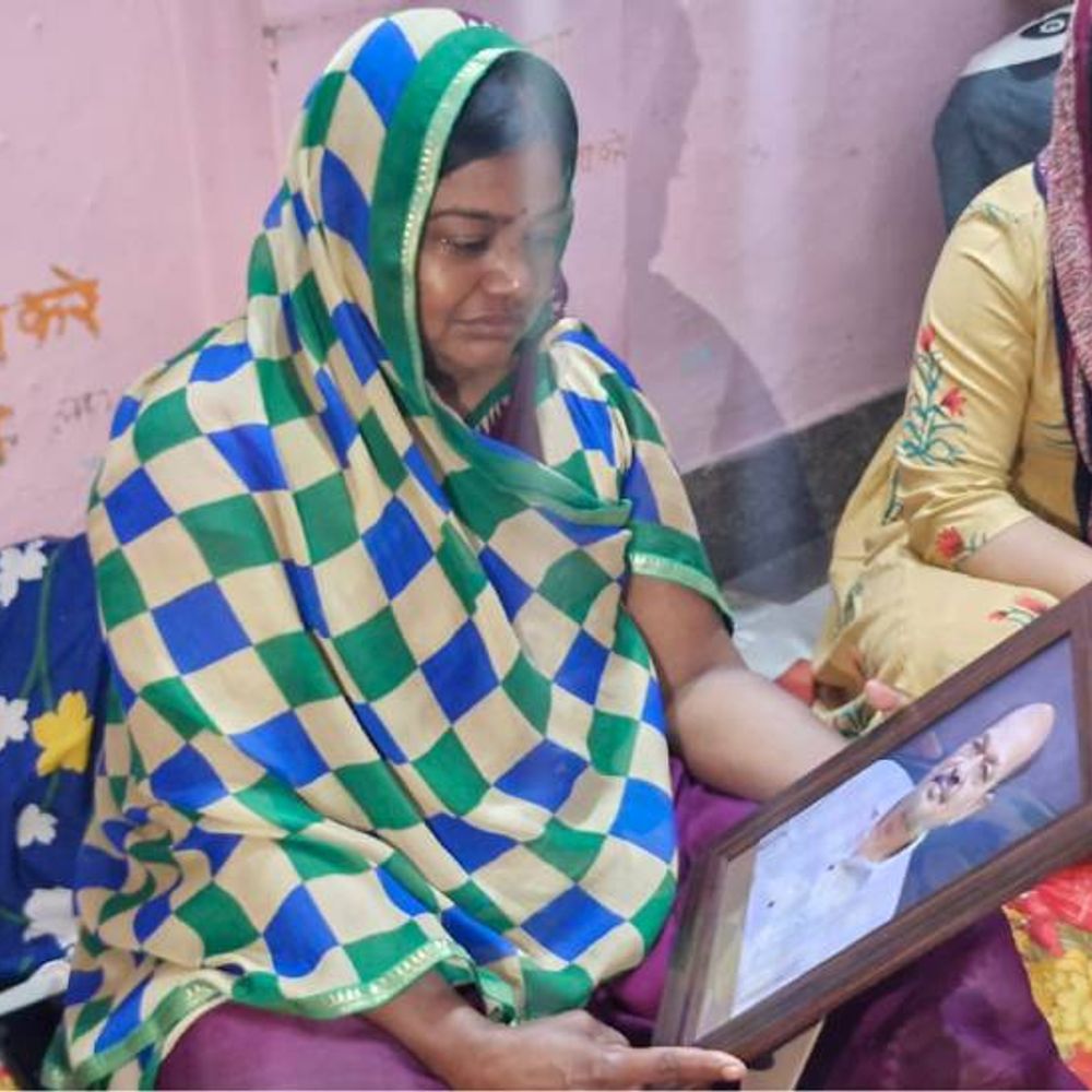 ‘मेरे पति की मौत के जिम्मेदार अफसरों को जेल भेजो’:झांसी में पत्नी बोली- वो क्लर्क थे, फर्जी साइन न करने पर कचरा की गाड़ी गिनने में लगाया