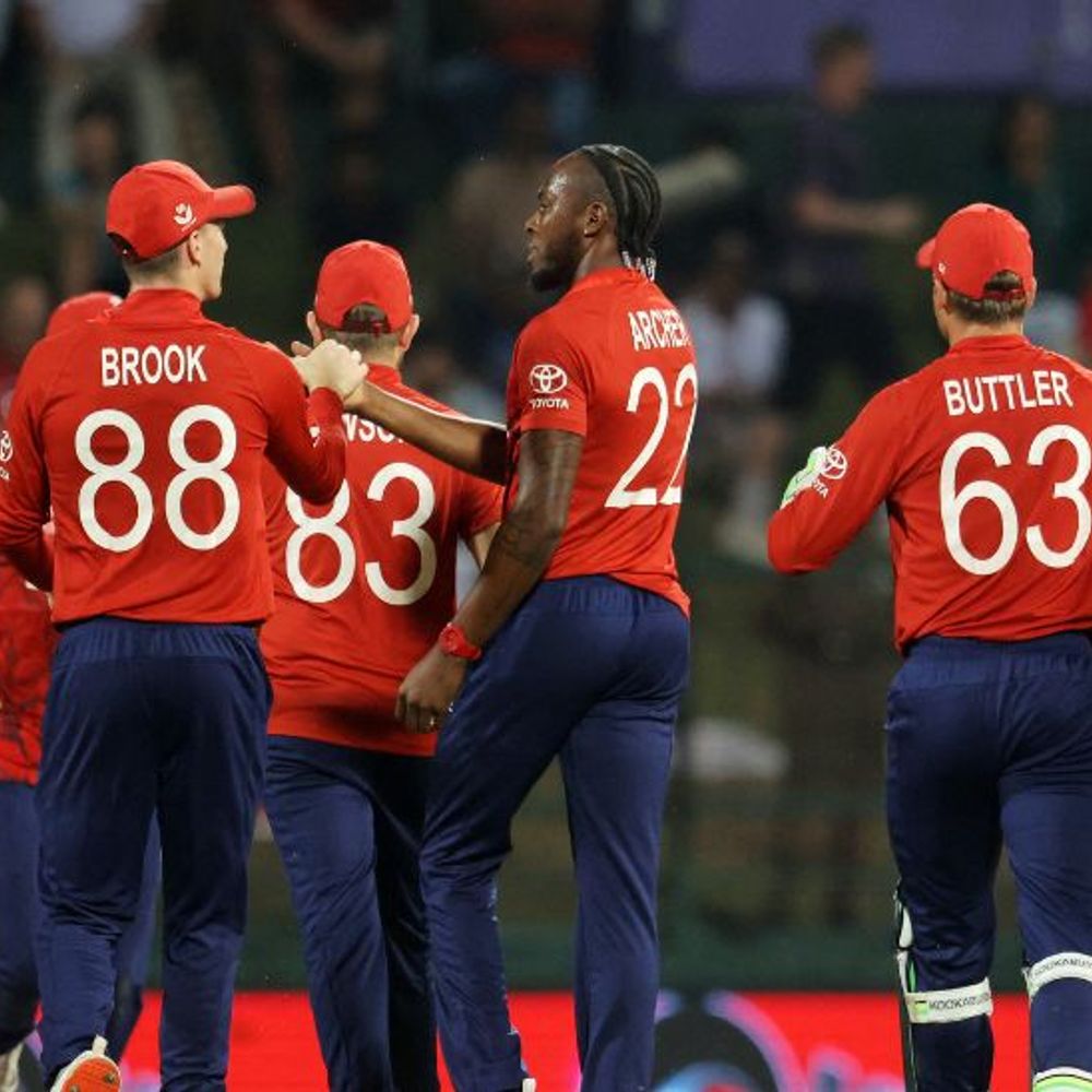 टी-20 वर्ल्डकप सुपर-8; 10 ओवर में पाकिस्तान का स्कोर 70/2:सईम अयूब 7, कप्तान आगा 5 रन बनाकर आउट; इंग्लैंड के आर्चर-डॉसन को विकेट