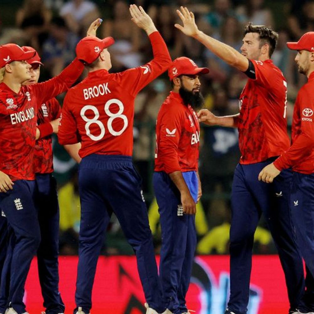 टी-20 वर्ल्डकप सुपर-8; 14 ओवर में पाकिस्तान का स्कोर 107/3:फरहान की 37 बॉल पर फिफ्टी, इंग्लैंड के ओवरटन ने बाबर को बोल्ड किया