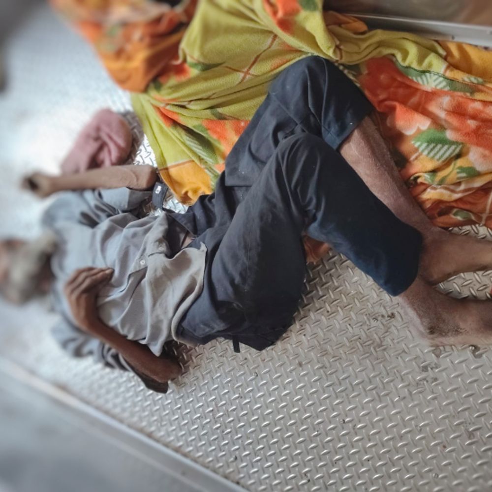 साबरमती एक्सप्रेस के जनरल कोच में मिली बुजुर्ग की बॉडी:पैसेंजर ने फोन कर दी जानकारी, नहीं हुई पहचान