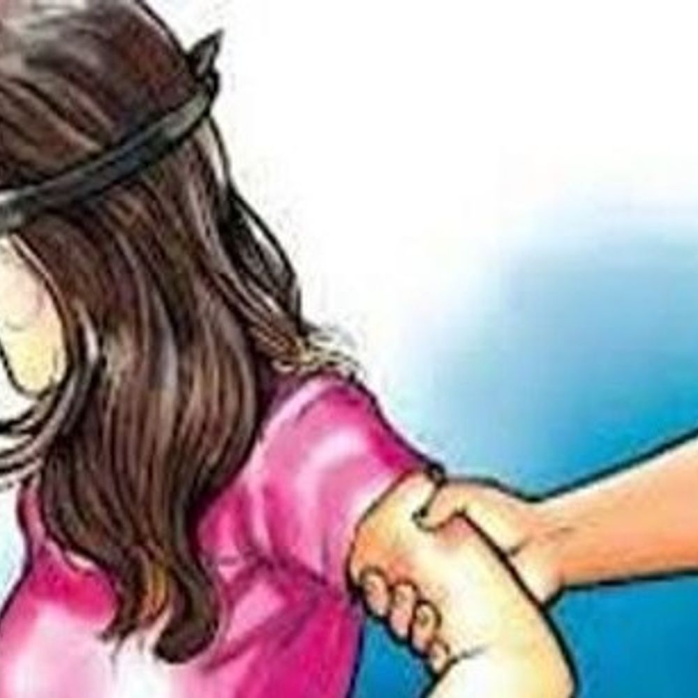 रात को थाने में युवती लाने पर दो कॉन्स्टेबल बर्खास्त:भरतपुर SP की कार्रवाई, बाइक से पीछा कर वीडियो बनाने वाले युवक का मोबाइल छीना