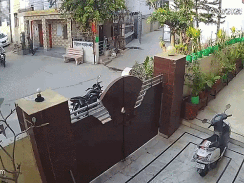 अजमेर के सिद्धेश्वर महादेव मंदिर में चोरी:  धोक देकर 1 किलो वजनी चांदी का छत्र चुराया, CCTV में दिखाई दिए चोर – Ajmer News