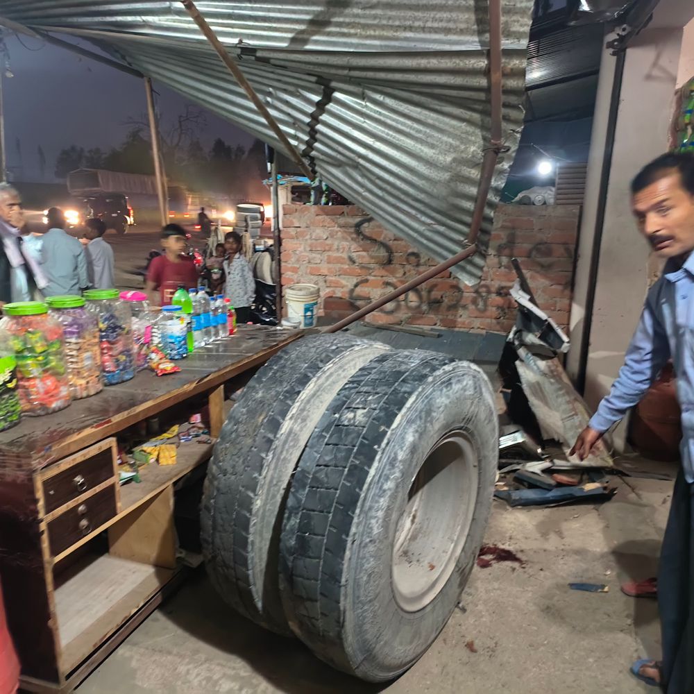 घाटमपुर में चलते ट्रक का टायर खुलकर दुकान में घुसा:महिला समेत 4 लोग घायल, महिला की हालत गंभीर