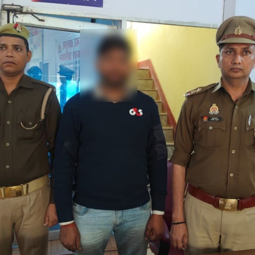 हाथरस में तमंचे के बल पर दुष्कर्म का आरोपी गिरफ्तार:महिला के अश्लील फोटो वायरल किए थे, हथियार बरामद