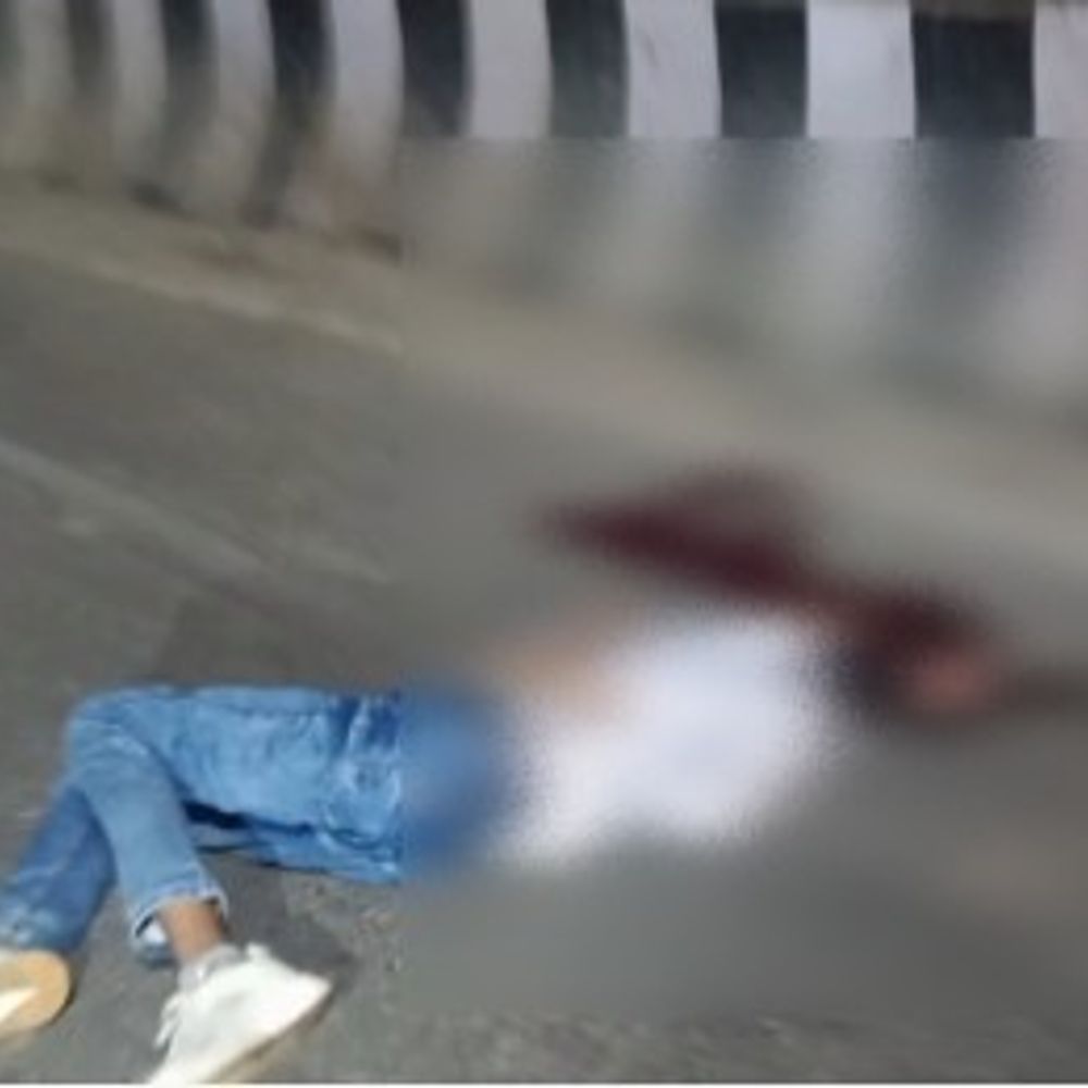 ओवरब्रिज पर दो बाइकों की भिड़ंत, एक की मौत:लखीमपुर में चार घायल, अज्ञात वाहन की तलाश तेज