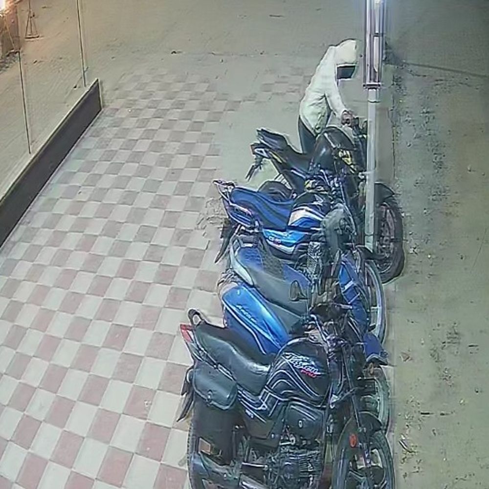 कौशांबी में रेस्टोरेंट के बाहर से बाइक चोरी:CCTV में कैद हुई घटना, एक घंटे तक इलाके में रेकी की