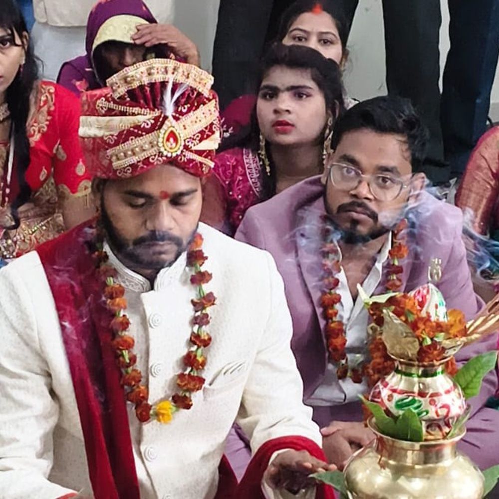 चंदौली में दूल्हे की कार तालाब में गिरी:नशे में धुत चालक फरार, दूल्हा तैरकर बचा