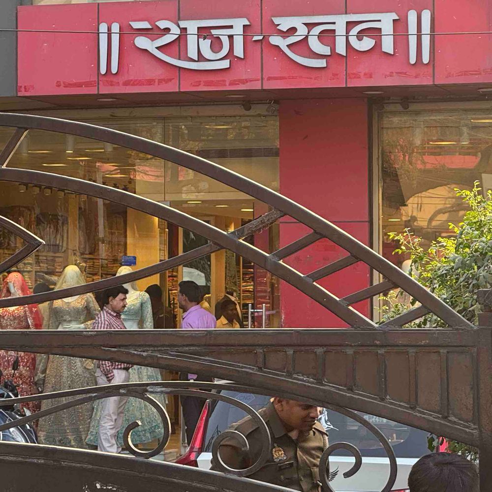 राज रतन साड़ी शोरूम में आयकर विभाग की रेड:कानपुर में अधिकारी दो कारों से पहुंचे, दस्तावेजों खंगाले जा रहे