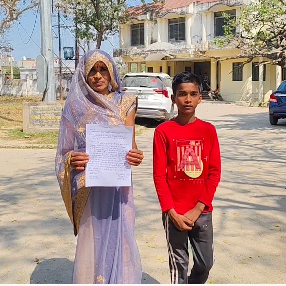 छात्र ने टीचर पर लगाया जुर्माना मांगने का आरोप:कौशांबी में गमले टूटने पर मांगे 1 हजार रुपए, स्कूल से भगाया, BSA से शिकायत