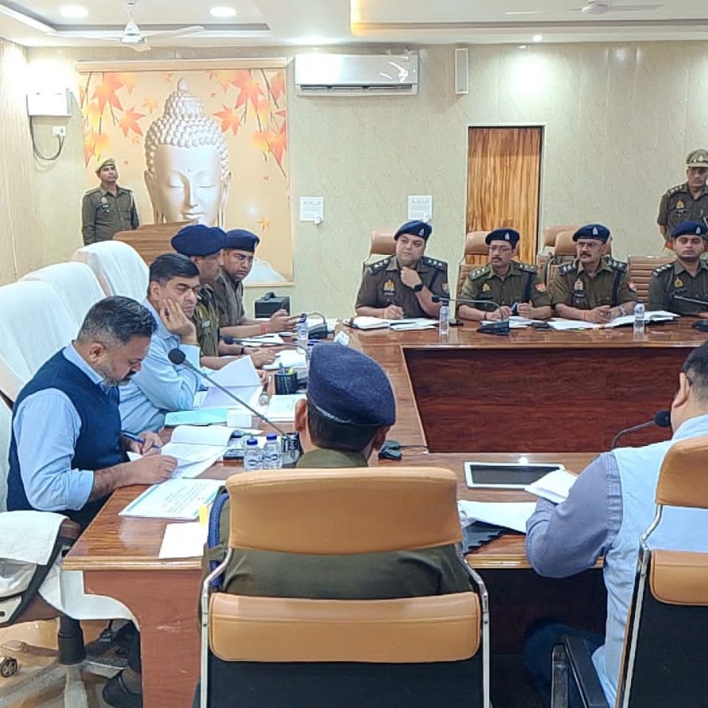 कुशीनगर में त्योहारों पर सीमावर्ती क्षेत्रों में विशेष निगरानी:मंडलायुक्त और डीआईजी ने तैयारियों की रूपरेखा तय की