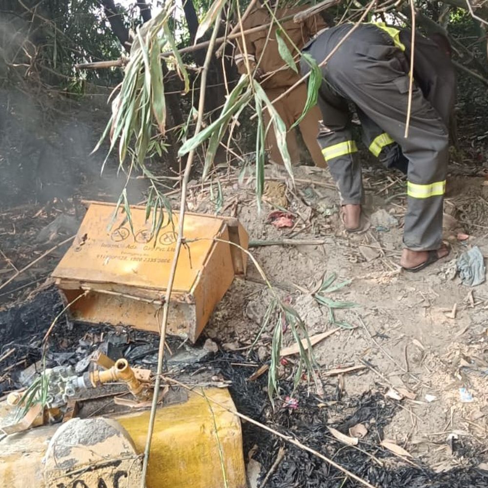 जौनपुर में जेसीबी ने गैस पाइपलाइन में टक्कर मारी:रिसाव के बाद लगी आग, दो लोग झुलसे, जिला अस्पताल भेजे गए