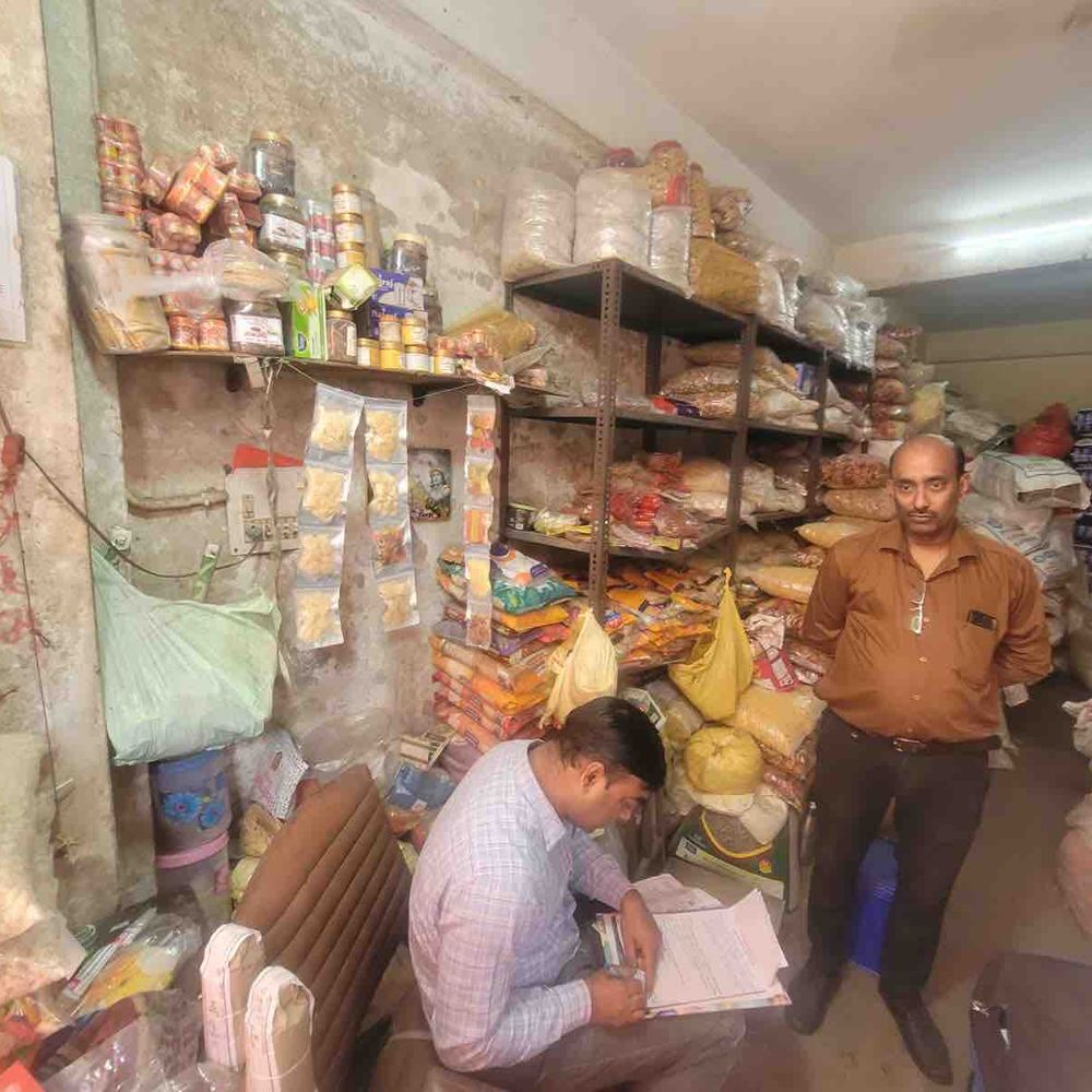 गाजियाबाद में 1000 किलो रंगीन कचरी जब्त:जिलाधिकारी के निर्देश पर छापा, 10 खाद्य पदार्थों के नमूने भी लिए