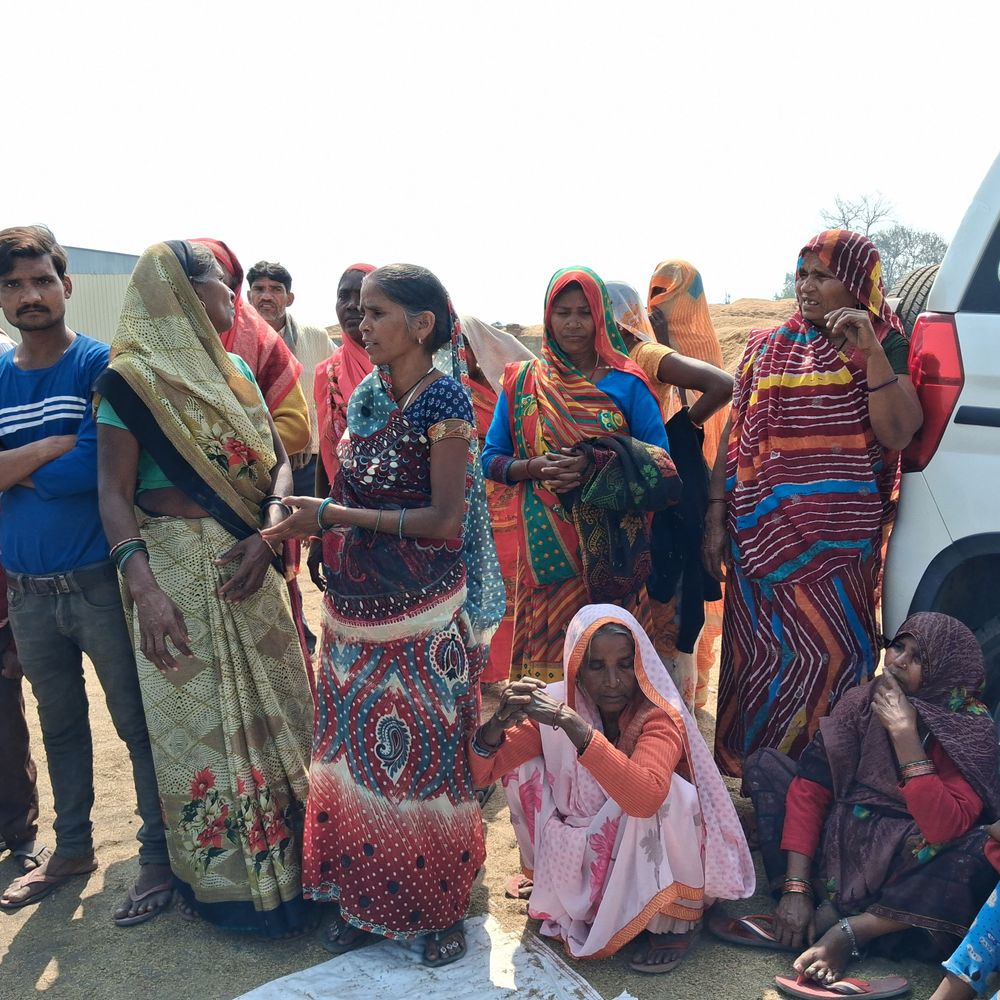 शाहजहांपुर के फैक्ट्री में ट्रैक्टर पलटा, मजदूर की मौत:आर्थिक सहायता की मांग पर परिजनों ने किया हंगामा, पुलिस ने सुलझाया मामला