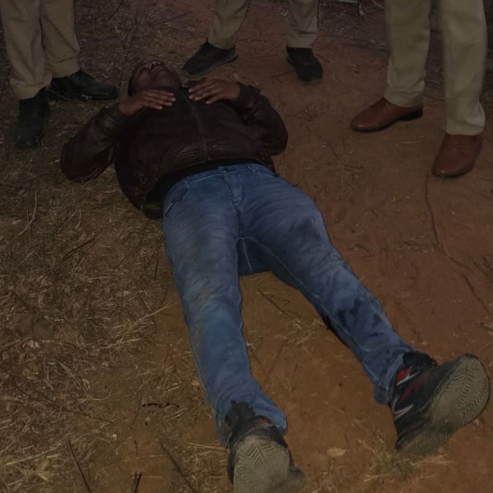 पुलिस मुठभेड़ में 25 हजार का इनामी गो-तस्कर घायल:तमंचा, कारतूस, बाइक व 50 नकद बरामद; साथी फरार