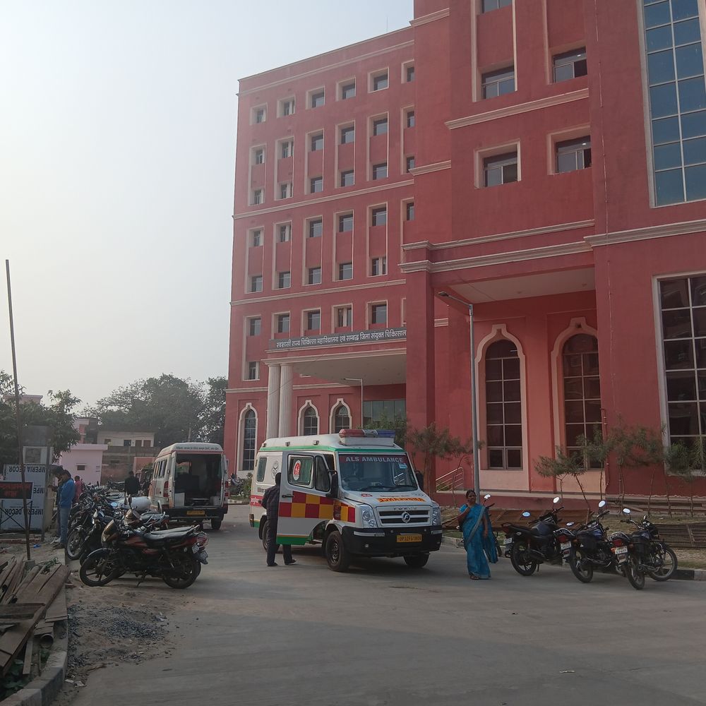 हड्डी रोग विशेषज्ञ की कमी से जूझ रहा कुशीनगर:16 घंटे नहीं मिलते विशेषज्ञ, गंभीर मरीजों को गोरखपुर करना पड़ रहा रेफर