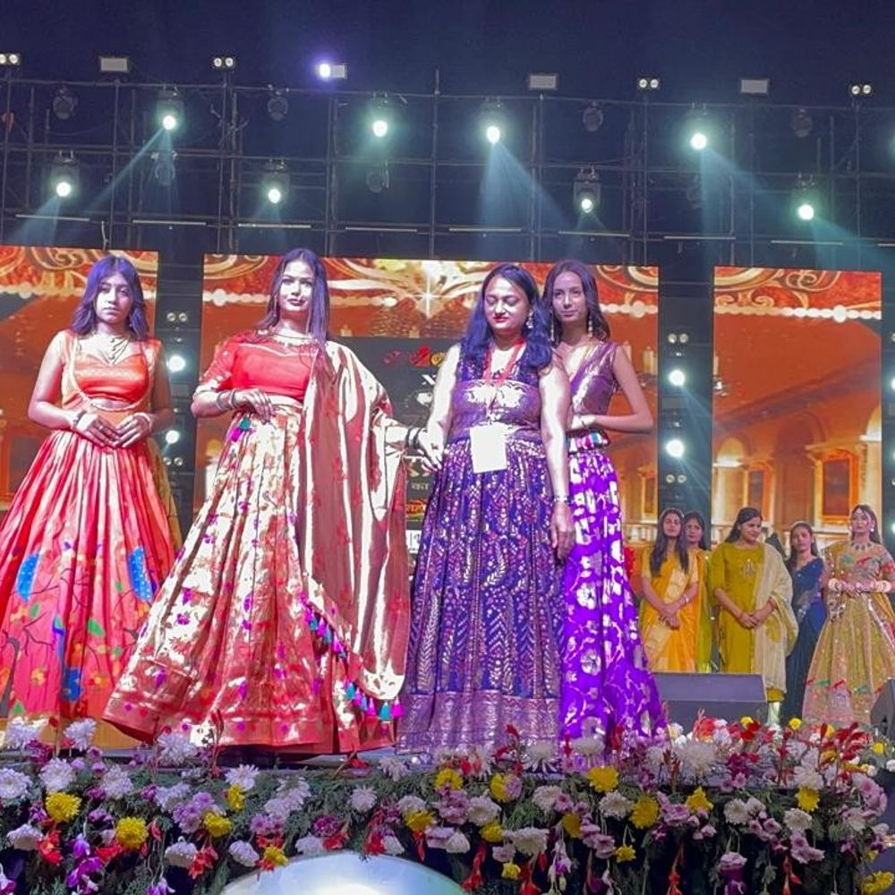 ताजमहोत्सव के मुक्ताकाशीय मंच पर आगरा डिजाइनर्स का जलवा:पुरानी साड़ियों से बने परिधानों में महिलाओं ने की रैंप वॉक