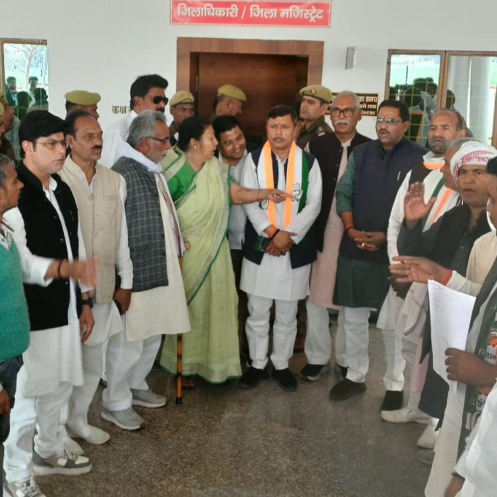 शंकराचार्य पर मुकदमा दर्ज, कांग्रेस ने डीएम को सौंपा ज्ञापन:चंदौली में स्वामी अविमुक्तेश्वरानंद सरस्वती के खिलाफ कार्रवाई का विरोध