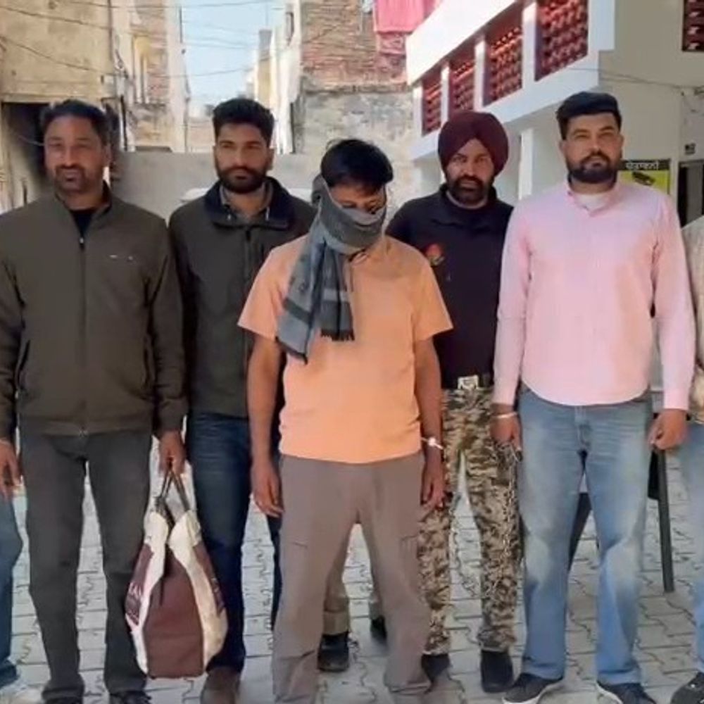 फाजिल्का पुलिस ने तस्कर को किया गिरफ्तार:  हेरोइन, 7 पिस्तौल और 10 कारतूस बरामद, पाकिस्तान से मंगवाई खेप, पहले से दर्ज हैं केस – Fazilka News