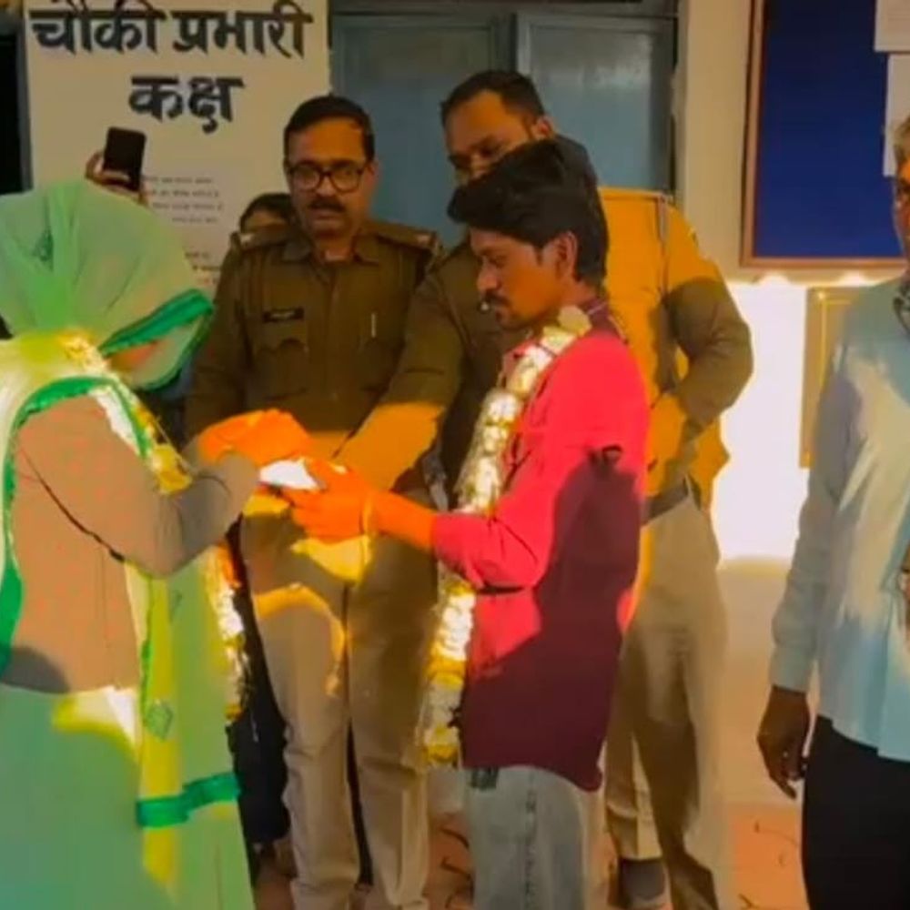 दमोह पुलिस ने बिछड़े पति-पत्नी को मिलाया:  चौकी में वरमाला पहनाकर खत्म कराए आपसी मतभेद, एक साल से अलग रह रहे थे – Damoh News