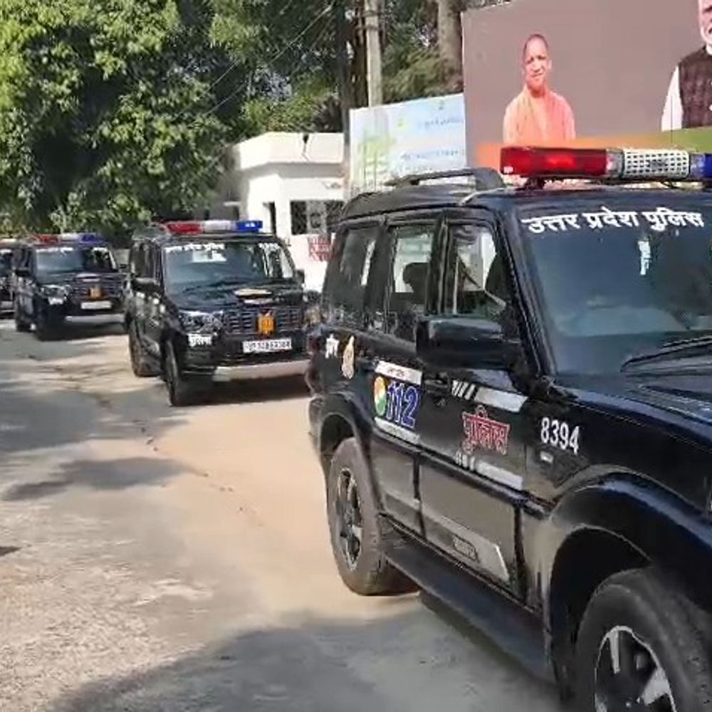 अमरोहा पुलिस को मिलीं 17 नई डायल 112 गाड़ियां:एसपी ने हरी झंडी दिखाकर किया रवाना, त्वरित सेवा होगी बेहतर