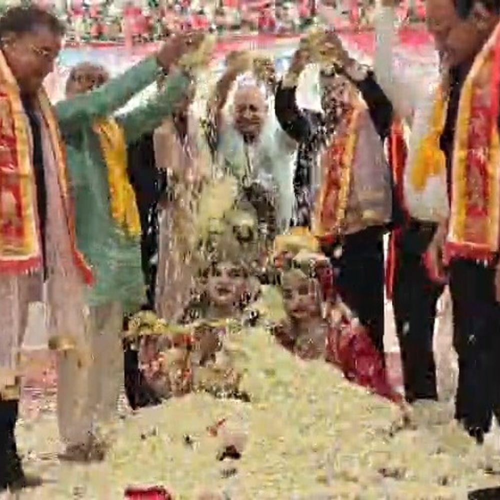 मथुरा में खण्डेलवाल दिवस और बसंत महोत्सव आयोजित:फूलों की होली रही मुख्य आकर्षण, वयोवृद्धों का सम्मान