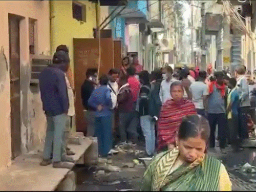 दिल्ली में प्रेग्नेंट पत्नी, तीन बेटियों का गला काटा:  बच्चियों की उम्र 3, 4 और 5 साल; पति फरार, बेटे की चाहत में हत्या की आशंका