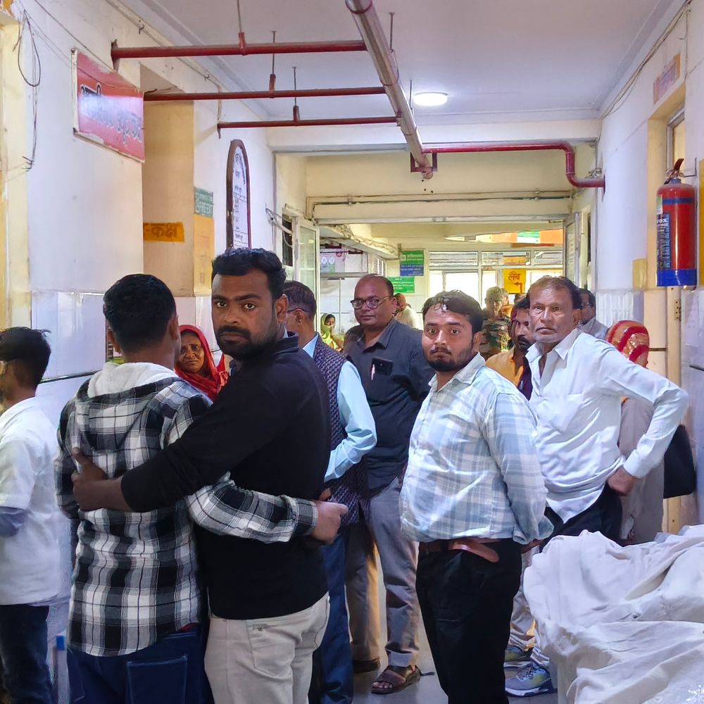 चित्रकूट में बोलेरो की टक्कर से बाइक सवार की मौत:दो सगे भाई गंभीर घायल, ट्रिपलिंग करके जा रहे थे, चालक फरार